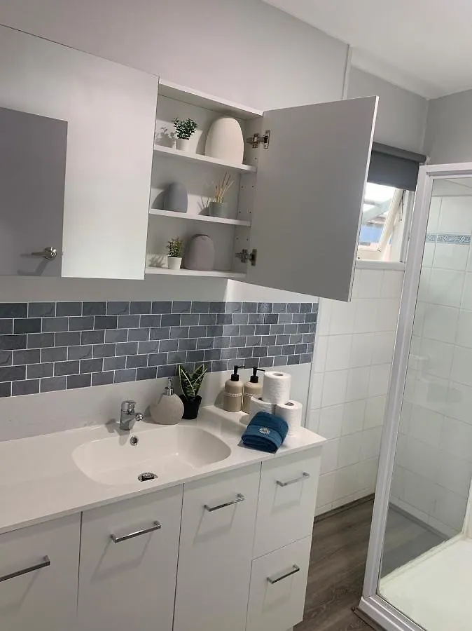 Cozy 3 Bedroom And Office Space In Center Of Kallangur 0*,  Australien