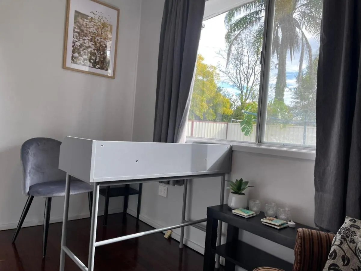 Cozy 3 Bedroom And Office Space In Center Of Kallangur