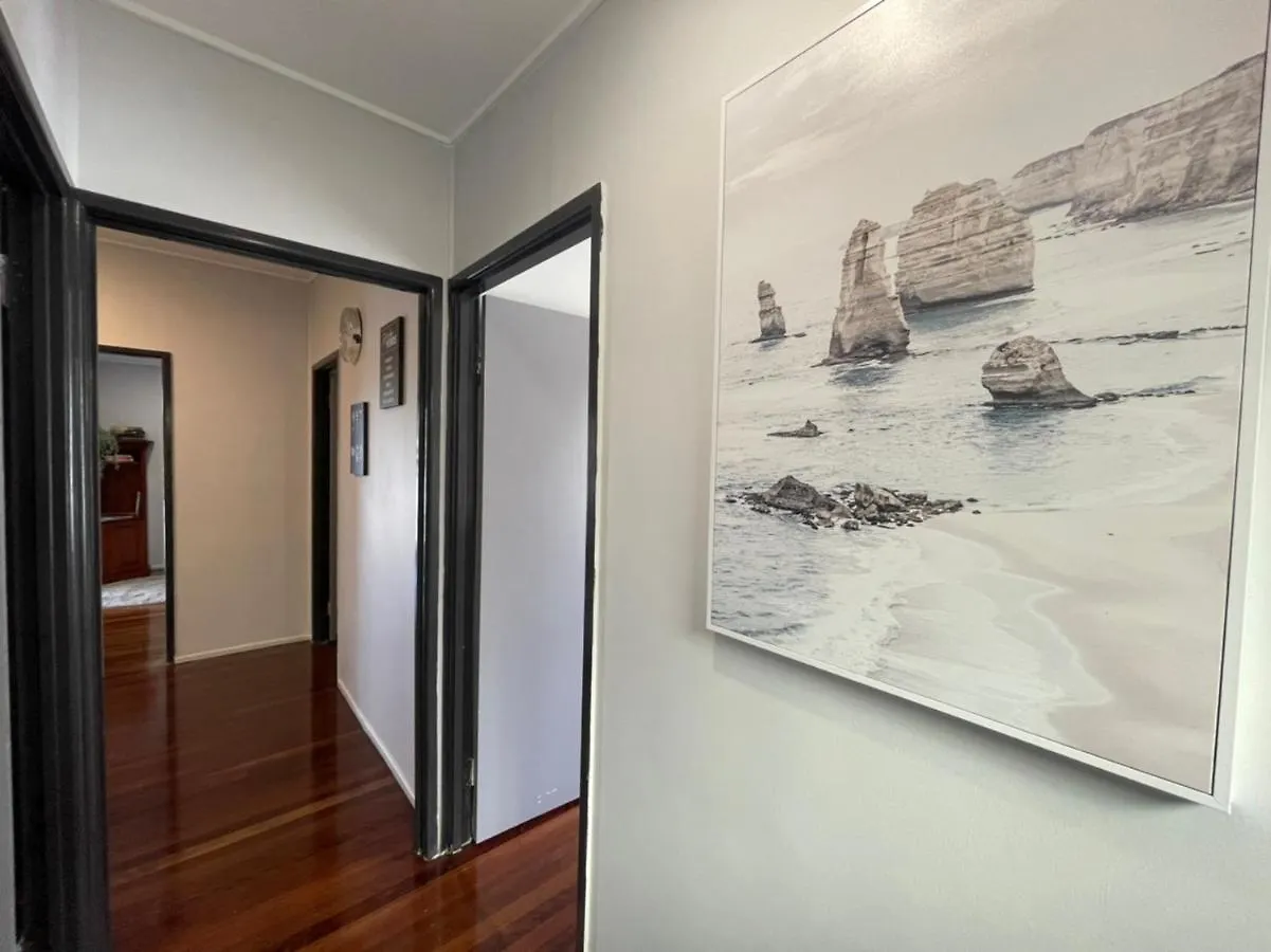 Cozy 3 Bedroom And Office Space In Center Of Kallangur 0*,