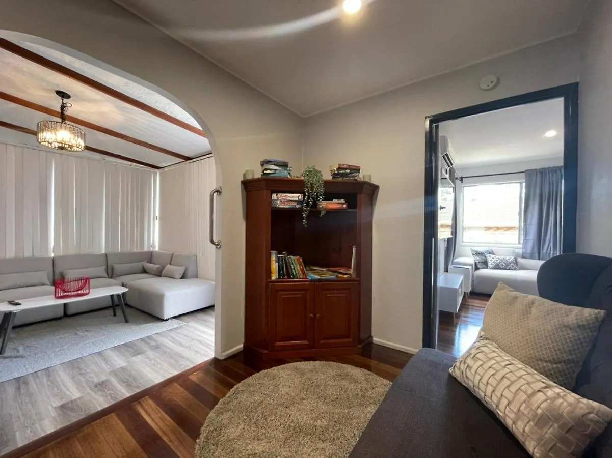 Cozy 3 Bedroom And Office Space In Center Of Kallangur