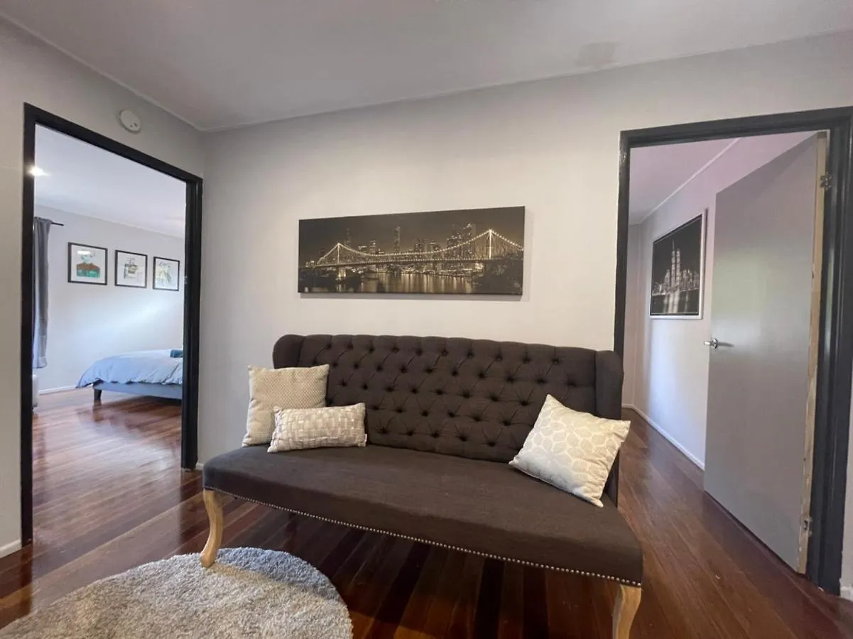 Cozy 3 Bedroom And Office Space In Center Of Kallangur
